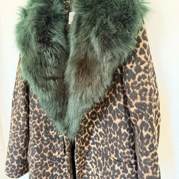 Badgley Mischka Leopard Print Cape with Dark Green Faux Fur - Picture 2 of 4